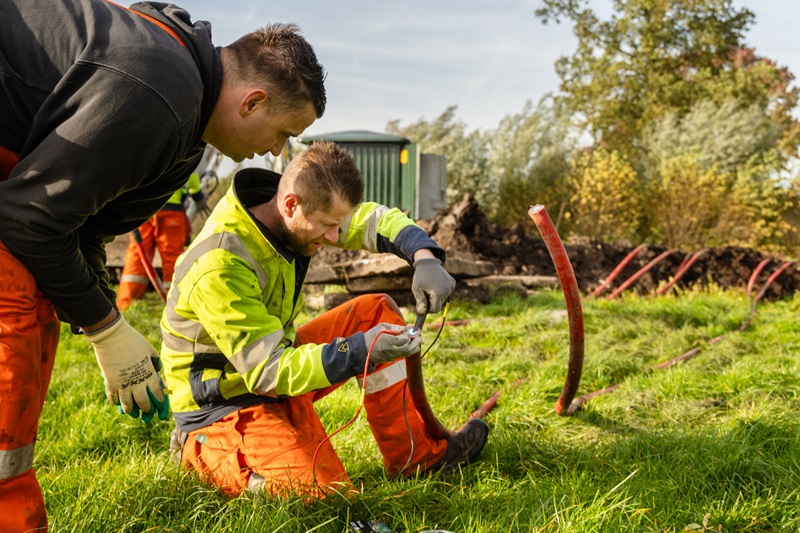 De montagehandelingen in het aan te leggen middenspanningsnetwerk kosten veel tijd en energie